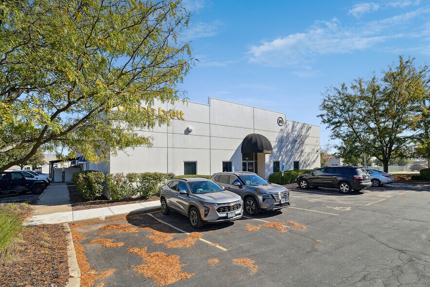 More Photos Of 725 Oakridge Dr, Romeoville Service For Sale