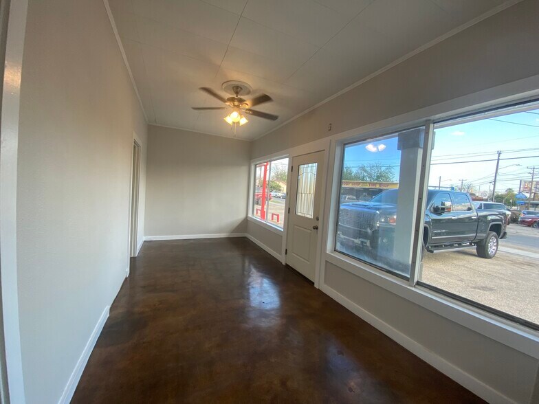 More Photos Of 1543 W Summit Ave, San Antonio Showroom For Sale