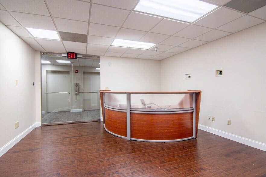 More Photos Of 696 N 1st Ave, Saint Petersburg Office For Lease