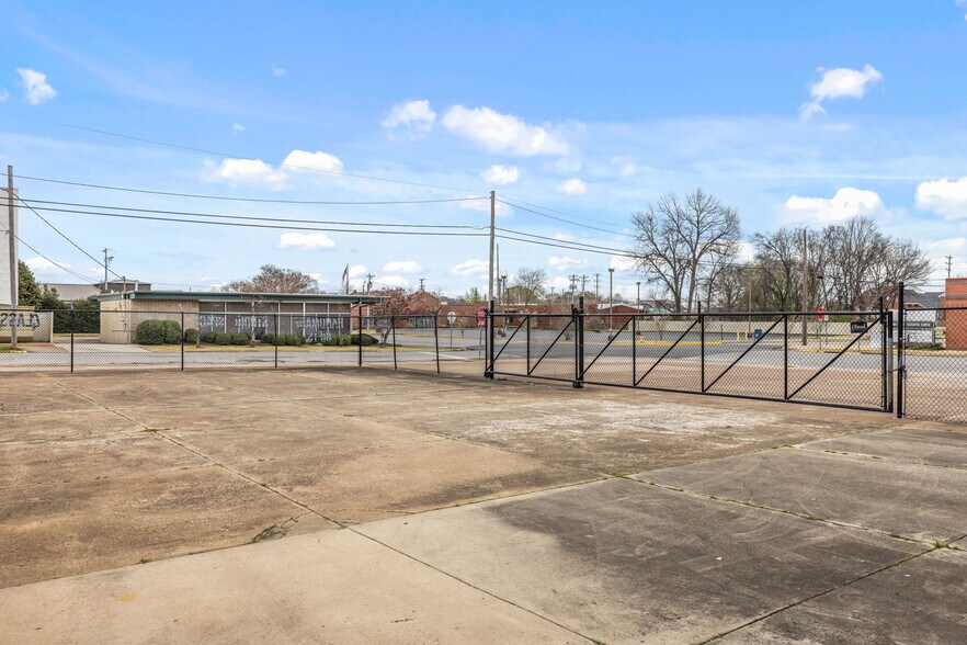 More Photos Of 333 E College St, Florence General Retail For Sale