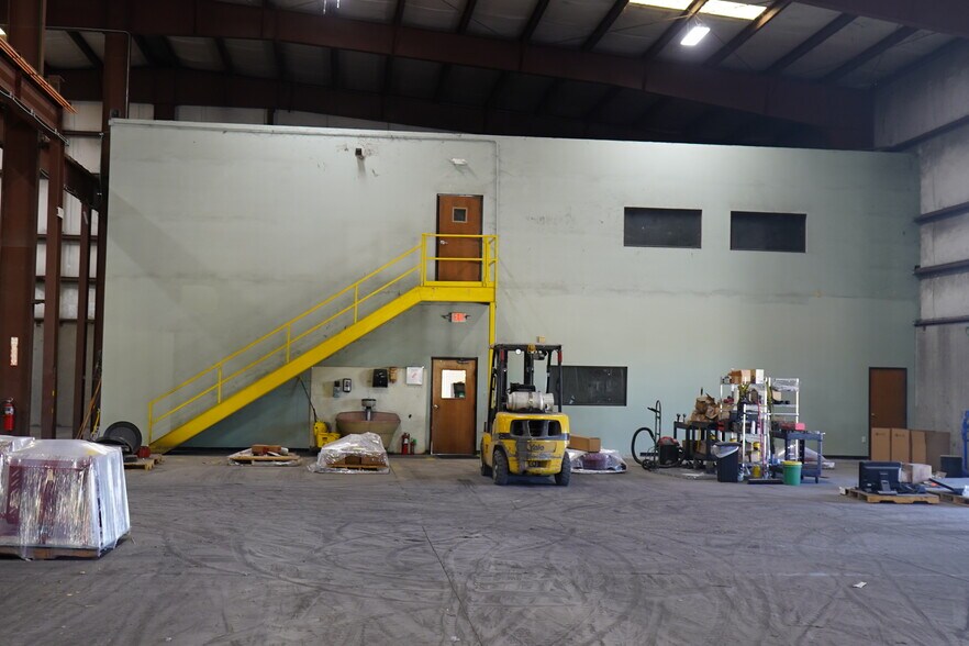 More Photos Of 6645 S 61st West Ave, Tulsa Warehouse For Lease