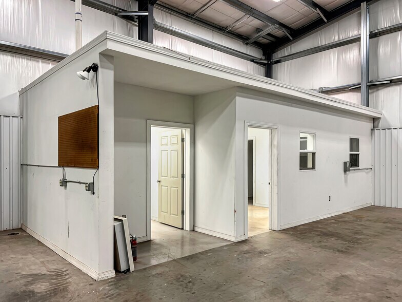 More Photos Of 614 Choctaw st, Alva Flex For Sale