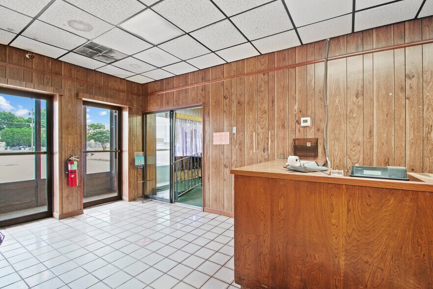 More Photos Of 911 N Broadway Ave, Ada Restaurant For Sale