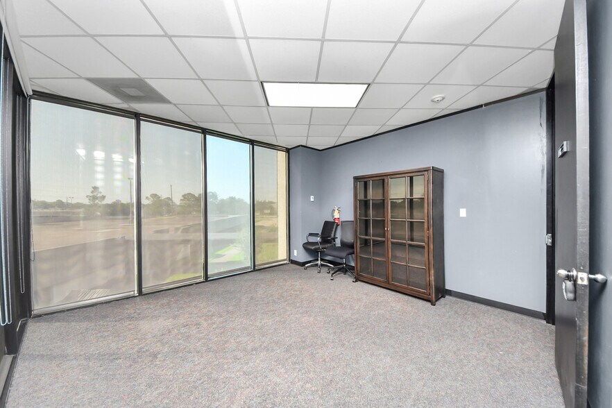 More Photos Of 6100 Corporate Dr, Houston Office For Sale