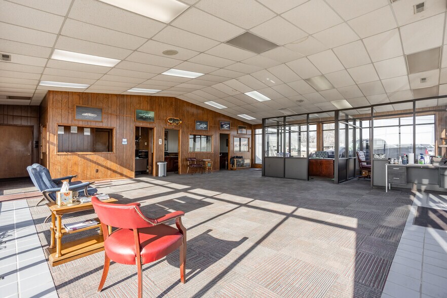 More Photos Of 3111 S Springfield Ave, Bolivar Auto Dealership For Sale