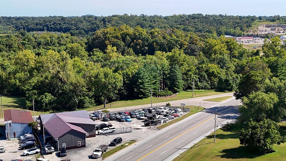 More Photos Of 888 Commercial Blvd, Herculaneum Warehouse For Sale