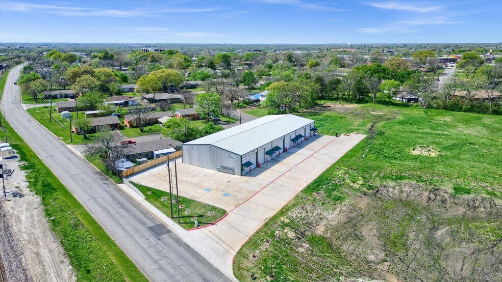 More Photos Of 2410 N Frisco Rd, Sherman Flex For Sale