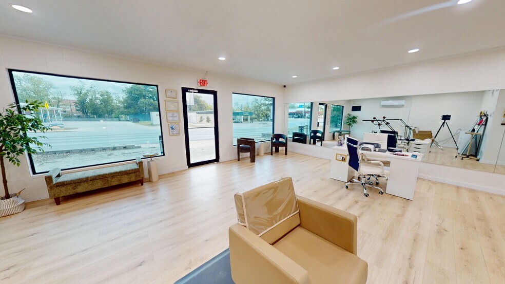 More Photos Of 1404 S Bridge St, Brady Loft Creative Space For Sale
