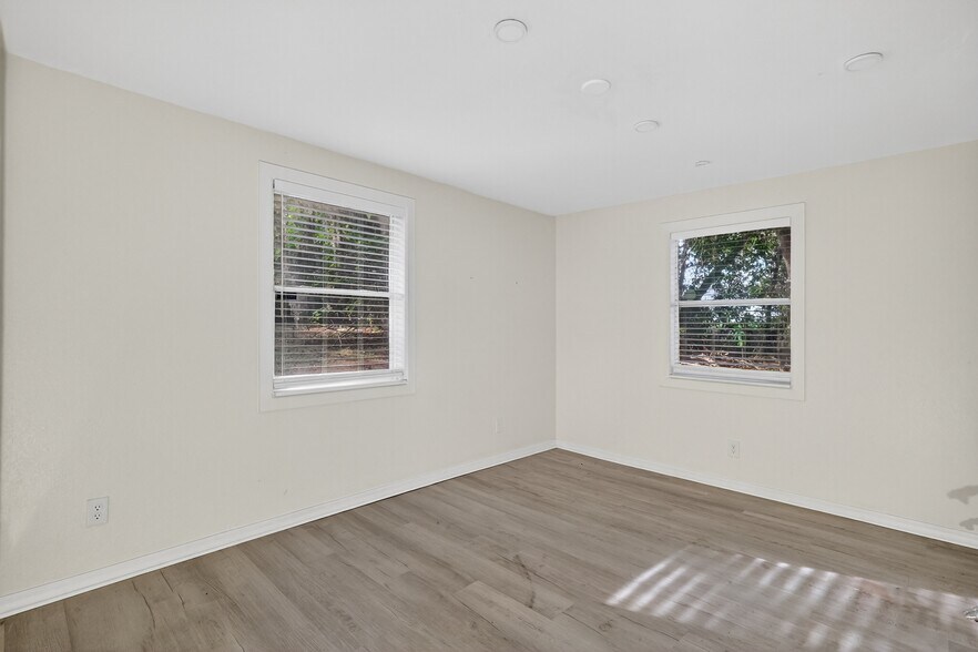 More Photos Of 111 E Lady Lake Blvd, Lady Lake Office For Lease