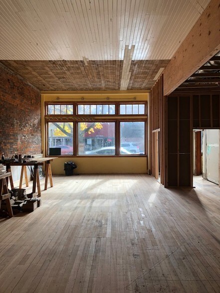 More Photos Of 522 E Main St, Cottage Grove Storefront Retail Residential For Lease