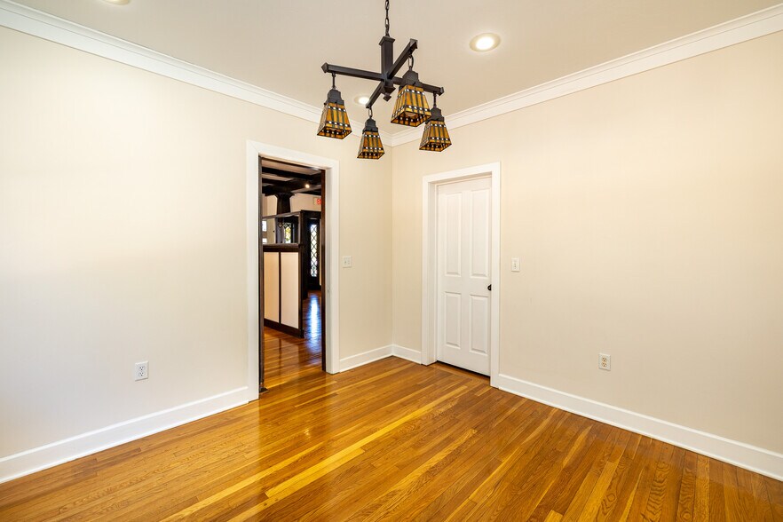 More Photos Of 717 W Riordan Rd, Flagstaff Storefront Retail Office For Sale