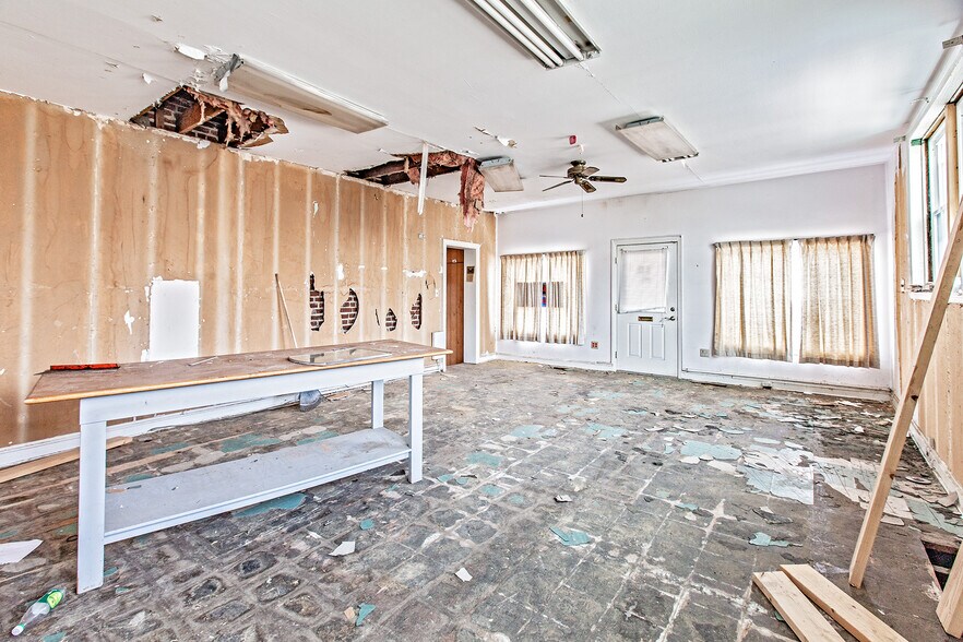 More Photos Of 16 S Maryland Ave, Wilmington General Retail For Sale