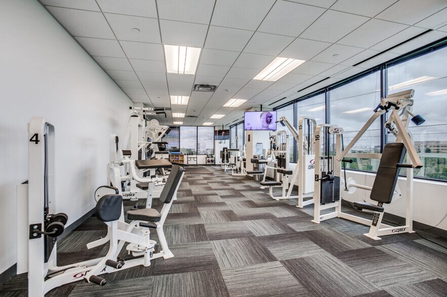 More Photos Of 3100 McKinnon St, Dallas Office For Lease