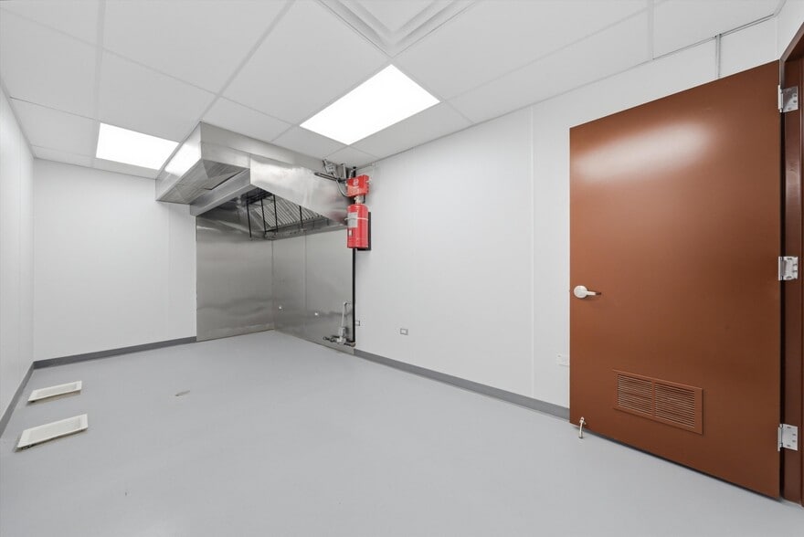 More Photos Of 2201 W Howard St, Chicago Restaurant For Lease