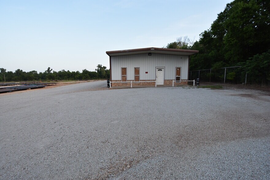 More Photos Of 701 W Broadway, Seminole Manufacturing For Sale