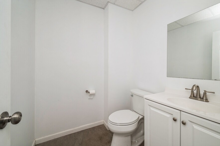 More Photos Of 2846 Sunrise Hwy, Bellmore General Retail For Sale
