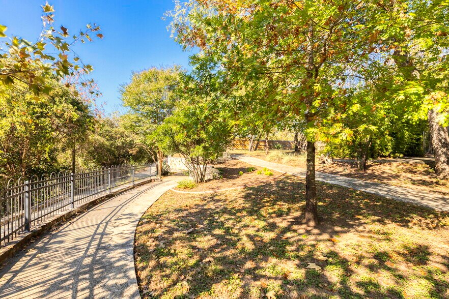 More Photos Of 322 S Main St, Boerne General Retail For Sale