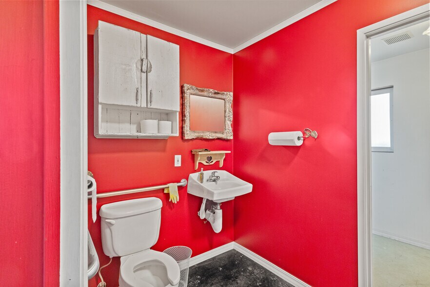 More Photos Of 100 N 7th St, Lakeside Showroom For Sale