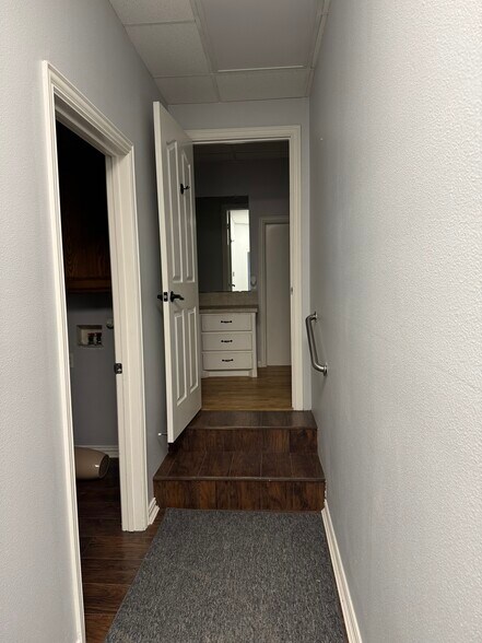 More Photos Of 115 Main st, Italy Office For Sale