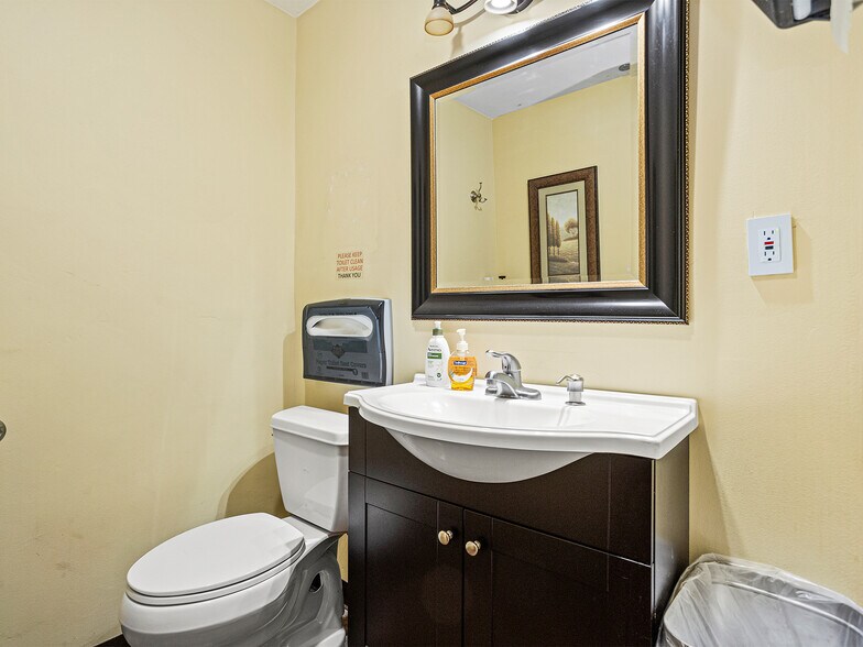 More Photos Of 1812 Victory Blvd, Glendale Flex For Sale