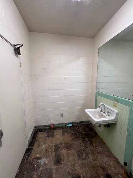 More Photos Of 211 W Walnut Ave, McKenzie General Retail For Lease