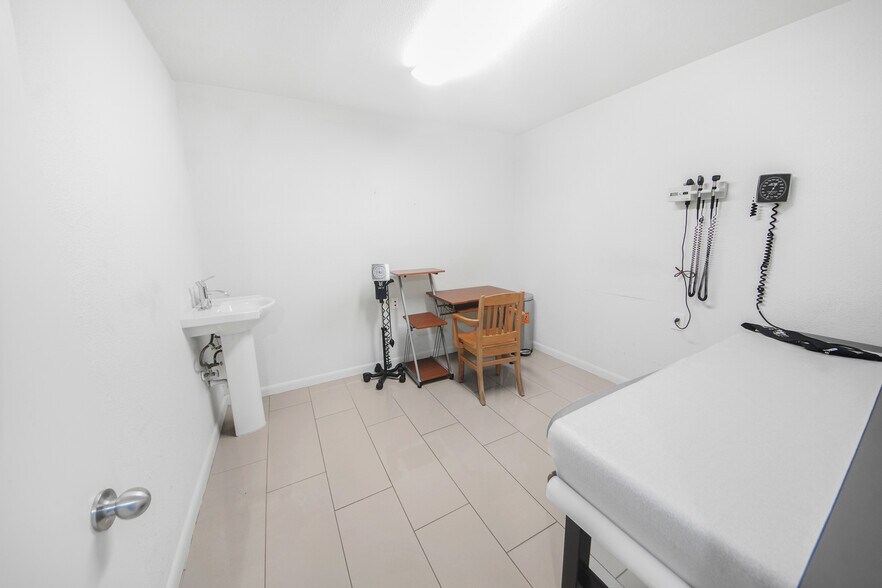 More Photos Of 7030 Bretshire Dr, Houston Medical For Sale