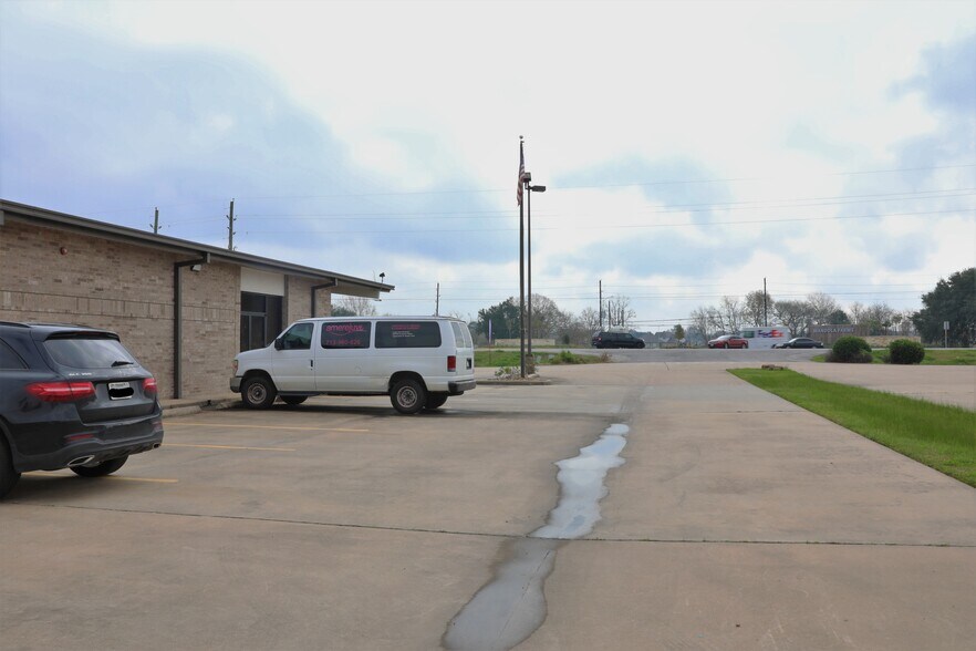 More Photos Of 901 E Highway 90A, Richmond Storefront Retail Office For Lease