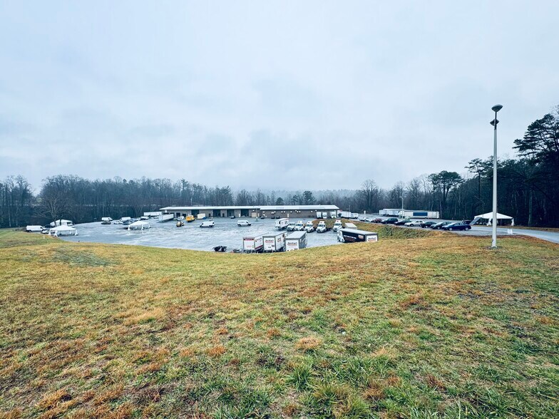 More Photos Of 219 Commercial Hill Dr, Hendersonville Warehouse For Lease