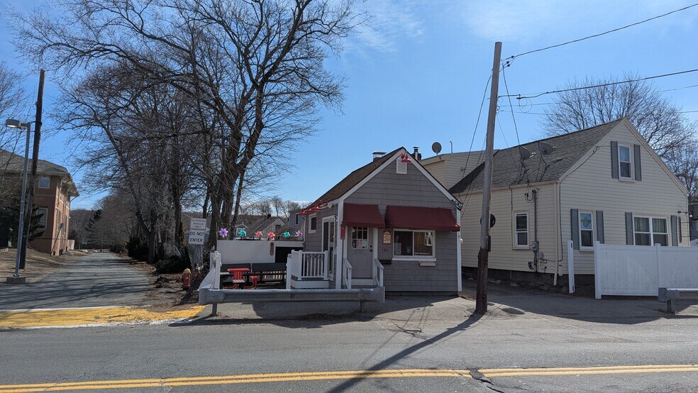 More Photos Of 160 Lynn St, Peabody Freestanding For Sale