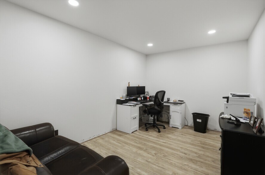 More Photos Of 15401 S Peebly Rd, Newalla Warehouse For Lease