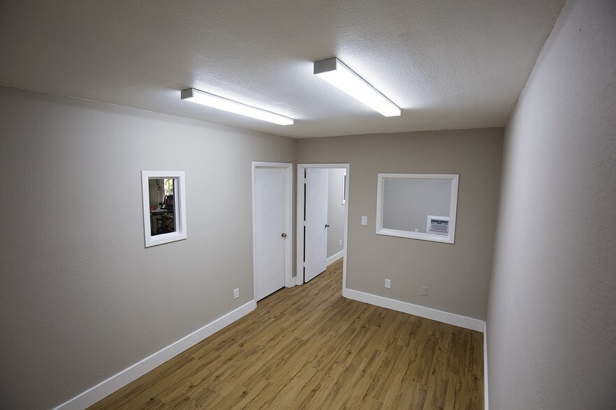 More Photos Of 1010 Park Ct, Safety Harbor Warehouse For Lease