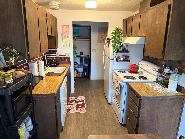 More Photos Of 1046 NE 17th Ave, Hillsboro Apartments For Sale