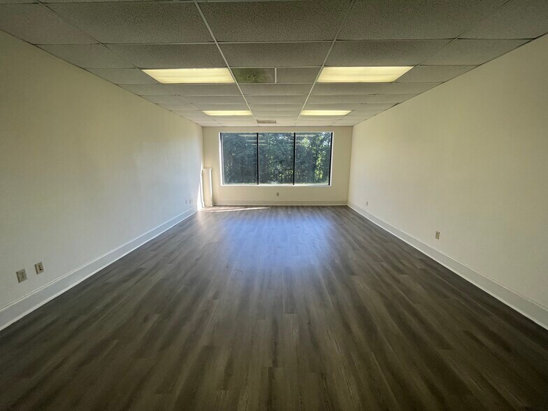 More Photos Of 929 Chick Springs Rd, Taylors Light Manufacturing For Lease