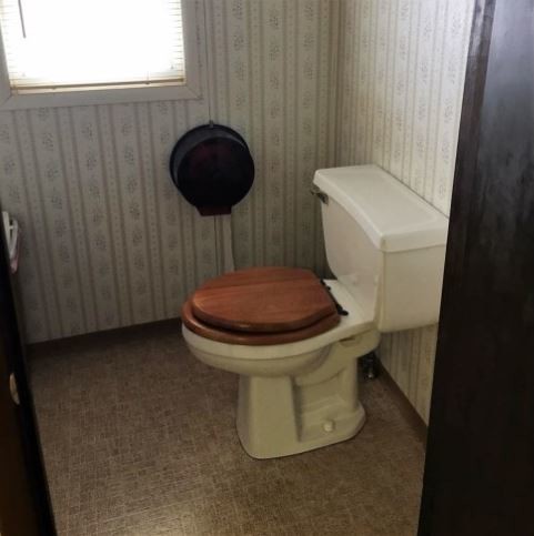 More Photos Of 11 N Meridian St, Washington Office For Sale