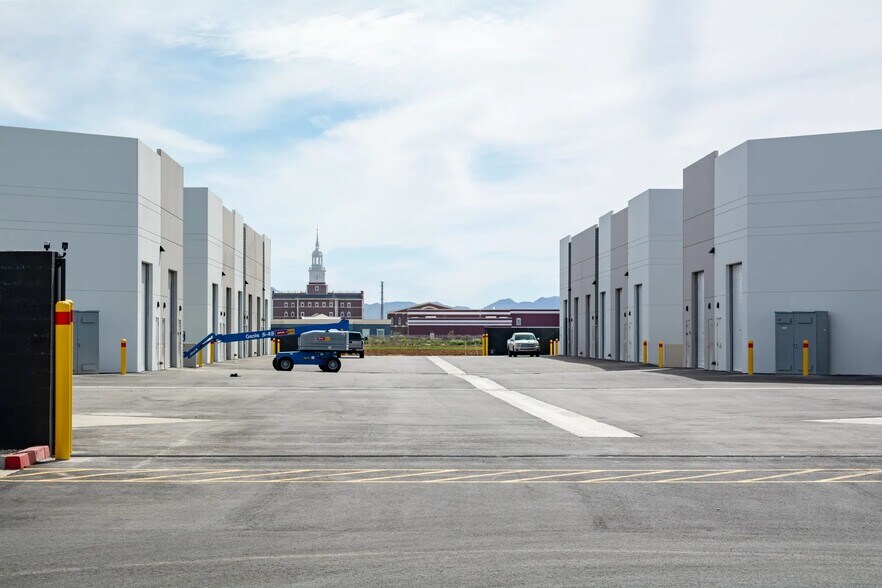 More Photos Of 8017 E Pecos Rd, Mesa Warehouse For Lease