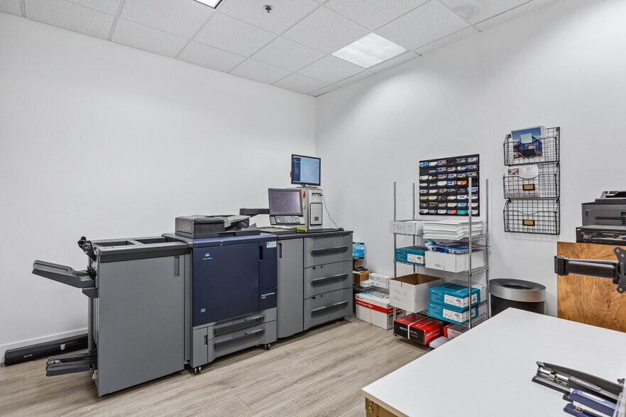 More Photos Of 8111 E Thomas Rd, Scottsdale Medical For Lease