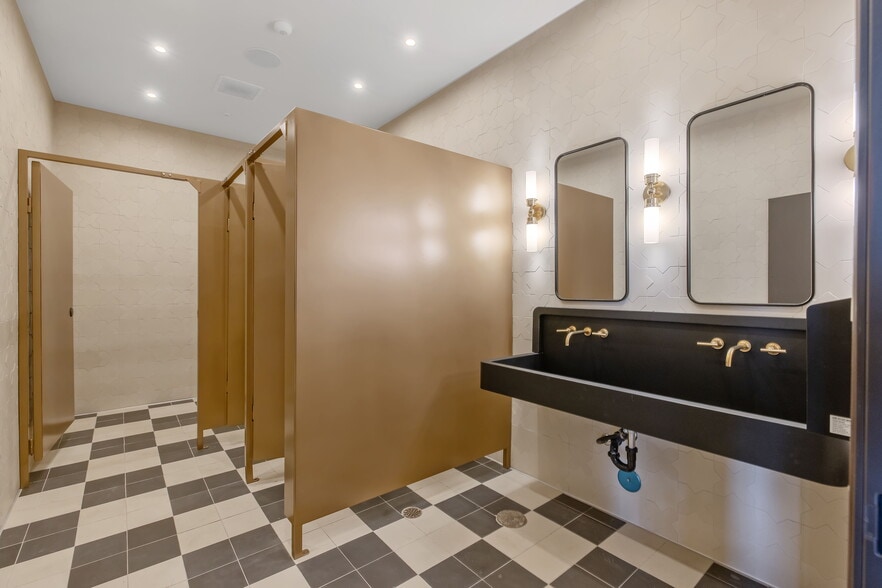 More Photos Of 215 W Main St, Visalia Restaurant For Lease