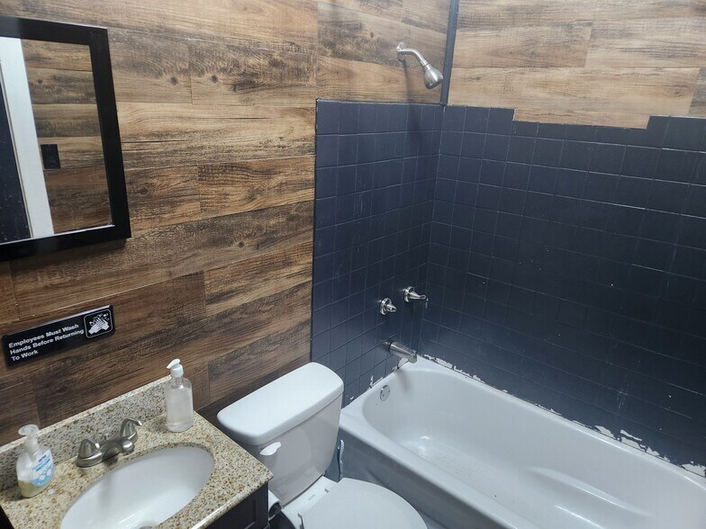 More Photos Of 104 E 38th St, Odessa Storefront For Lease