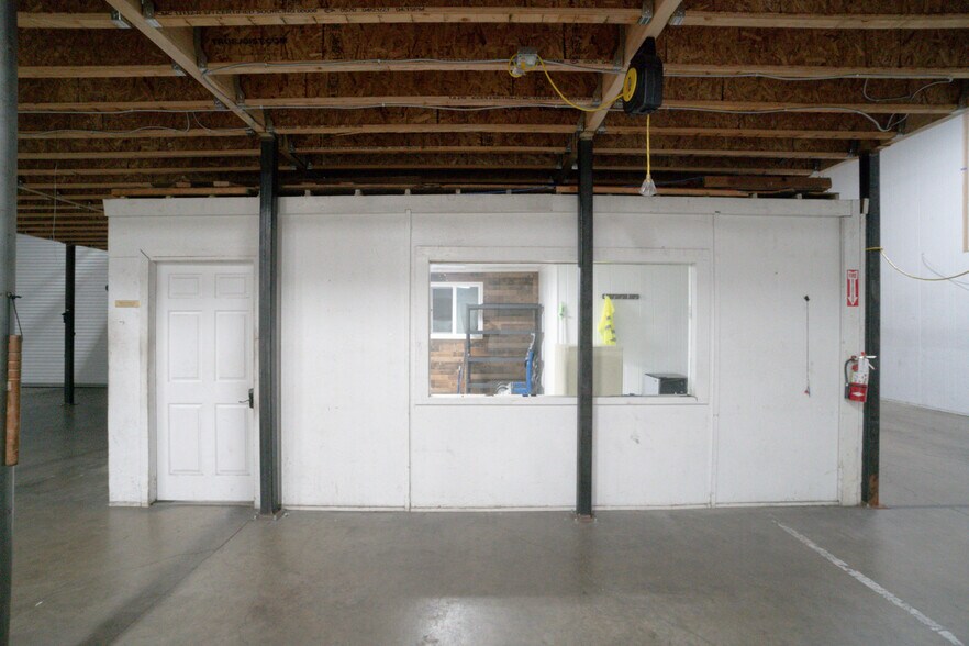 More Photos Of 13501 S Main St, Los Angeles Warehouse For Lease