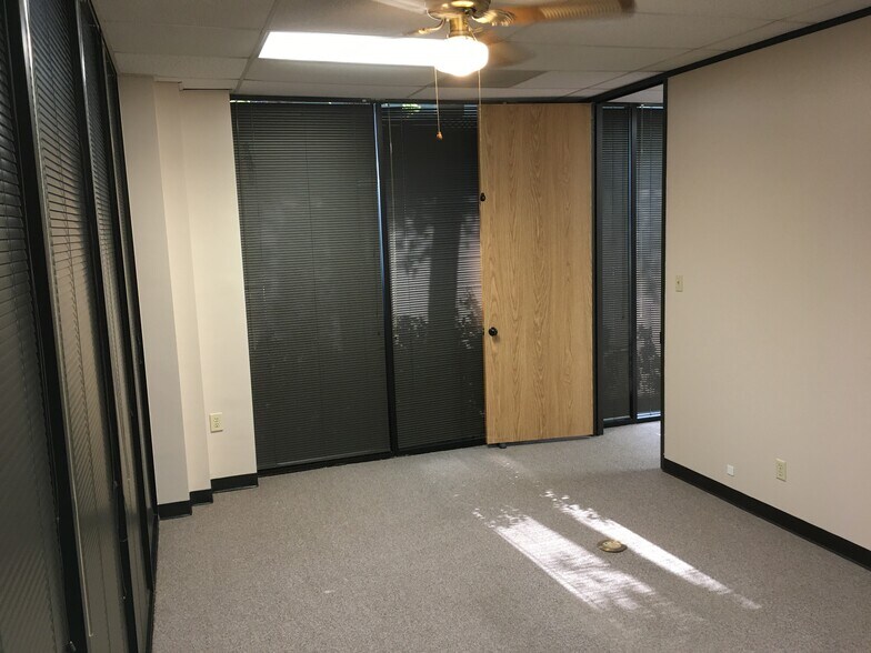 More Photos Of 1388 Stonehollow Dr, Humble Office For Lease