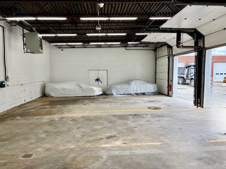 More Photos Of 160-162 Cross St, Winchester Distribution For Lease