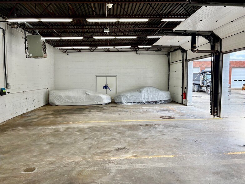 More Photos Of 160-162 Cross St, Winchester Distribution For Lease