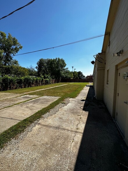 More Photos Of 5225 NE Chouteau Tfwy, Kansas City Freestanding For Lease
