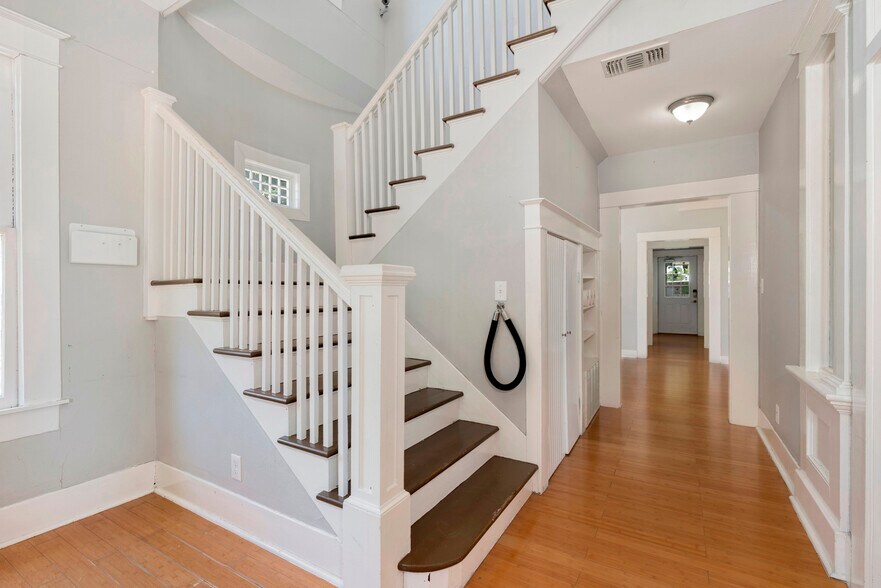 More Photos Of 801 E Quincy St, San Antonio Office Residential For Lease