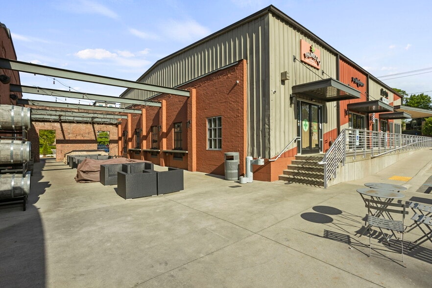 More Photos Of 109 W Stone Ave, Greenville Storefront Retail Office For Lease