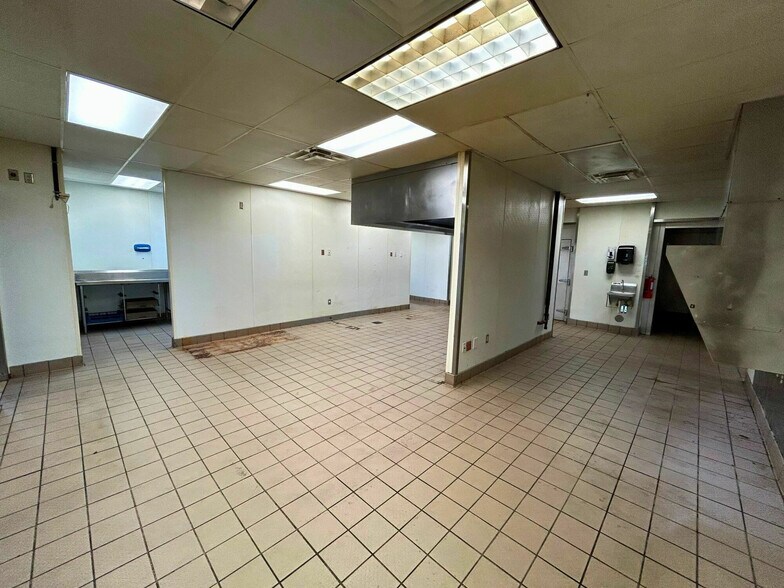 More Photos Of 648 S Neosho Blvd, Neosho Restaurant For Lease
