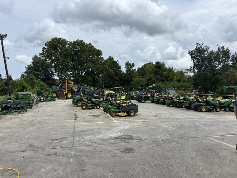 More Photos Of 12137 Airline Hwy, Baton Rouge Showroom For Lease