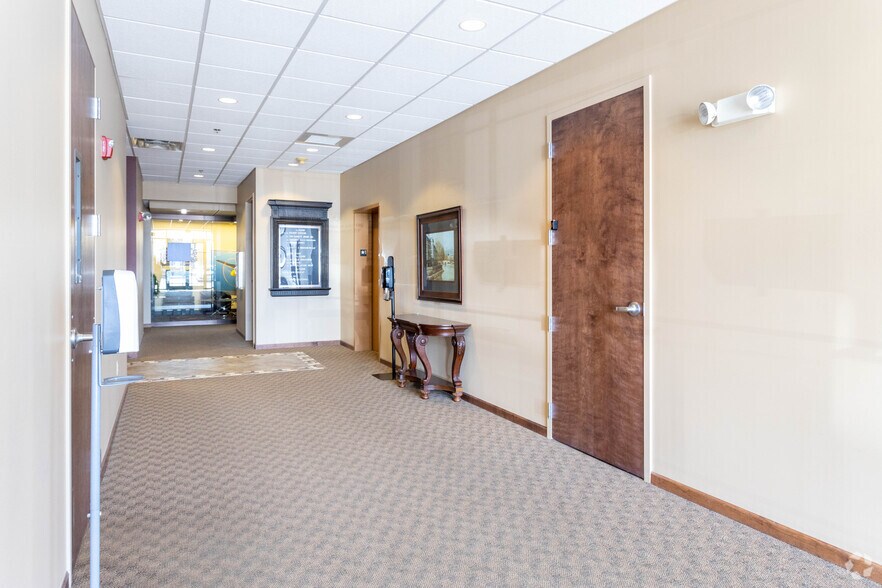 More Photos Of 3906 Raynor Pky, Bellevue Unknown For Lease