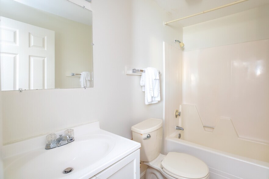 More Photos Of 198 Ashworth Ave, Hampton Hotel For Sale