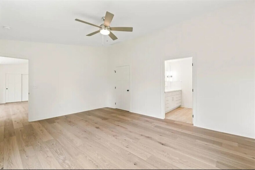 More Photos Of 1805 S 8th Ave E, Newton Specialty For Sale